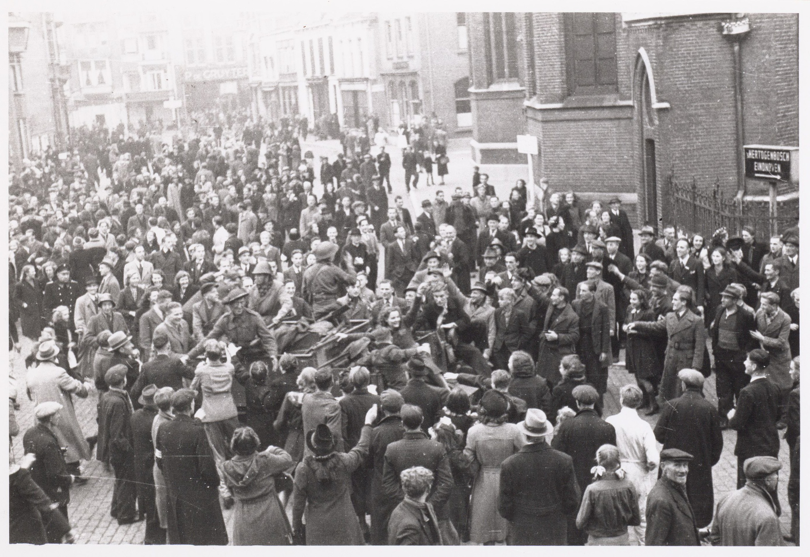 Tweede Wereldoorlog. Bevrijding. Een uitgelaten menigte heeft zich op 27 oktober 1944 verzameld bij de Heikese kerk. Foto Hendrikx
