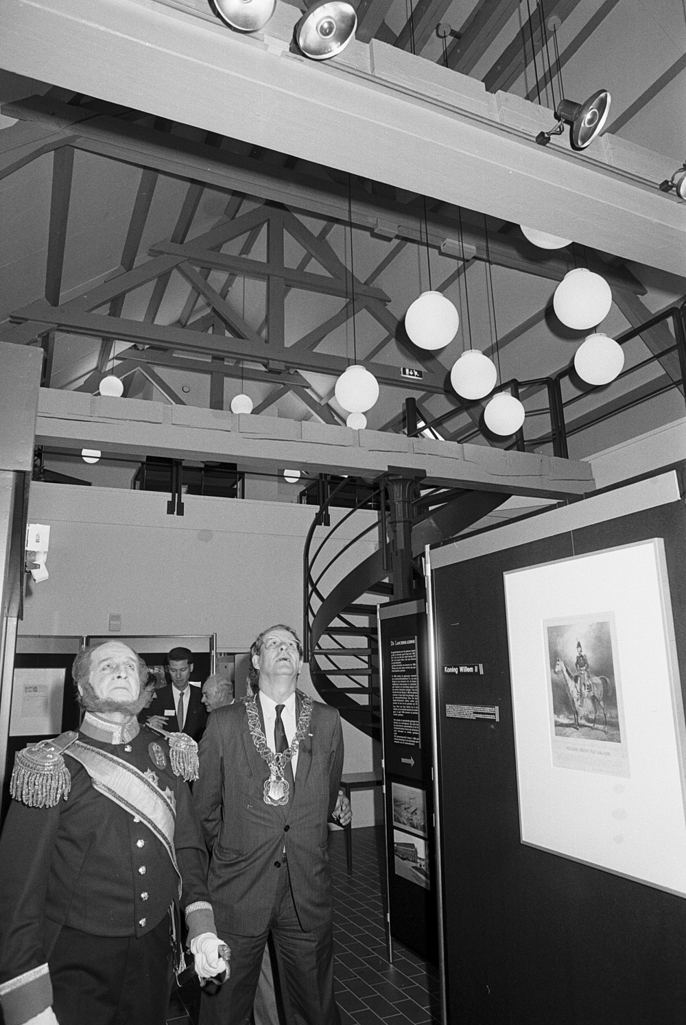 Willem II lookalike en burgemeester Brokx bij opening archief 1988 - Jan van Eijndhoven