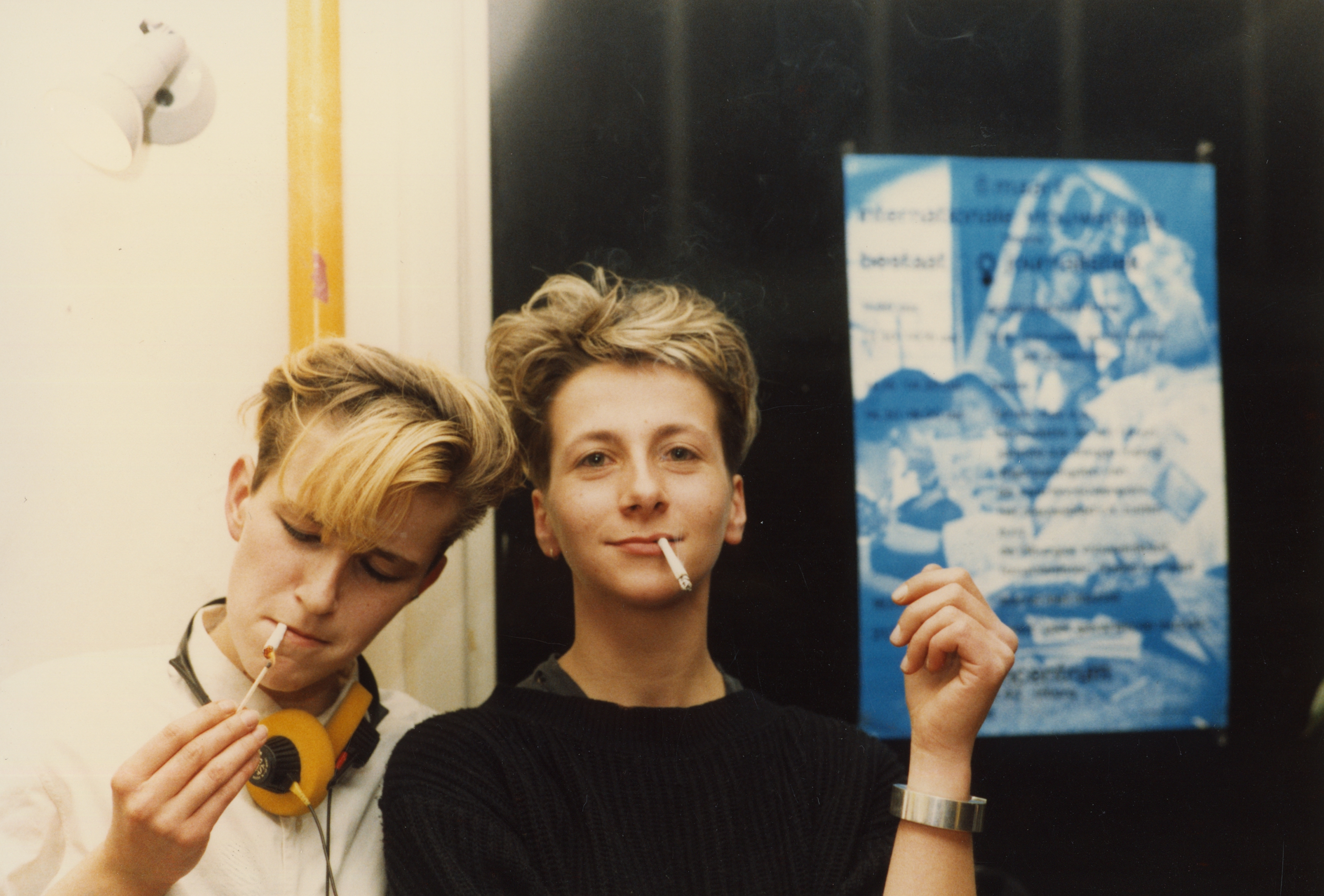 Twee rokende vrouwen bij het Vrouwencentrum tijdens Internationale vrouwendag op 8 maart 1986. Fotograaf: Feniks / Vrouwencentrum, collectie Regionaal Archief Tilburg.