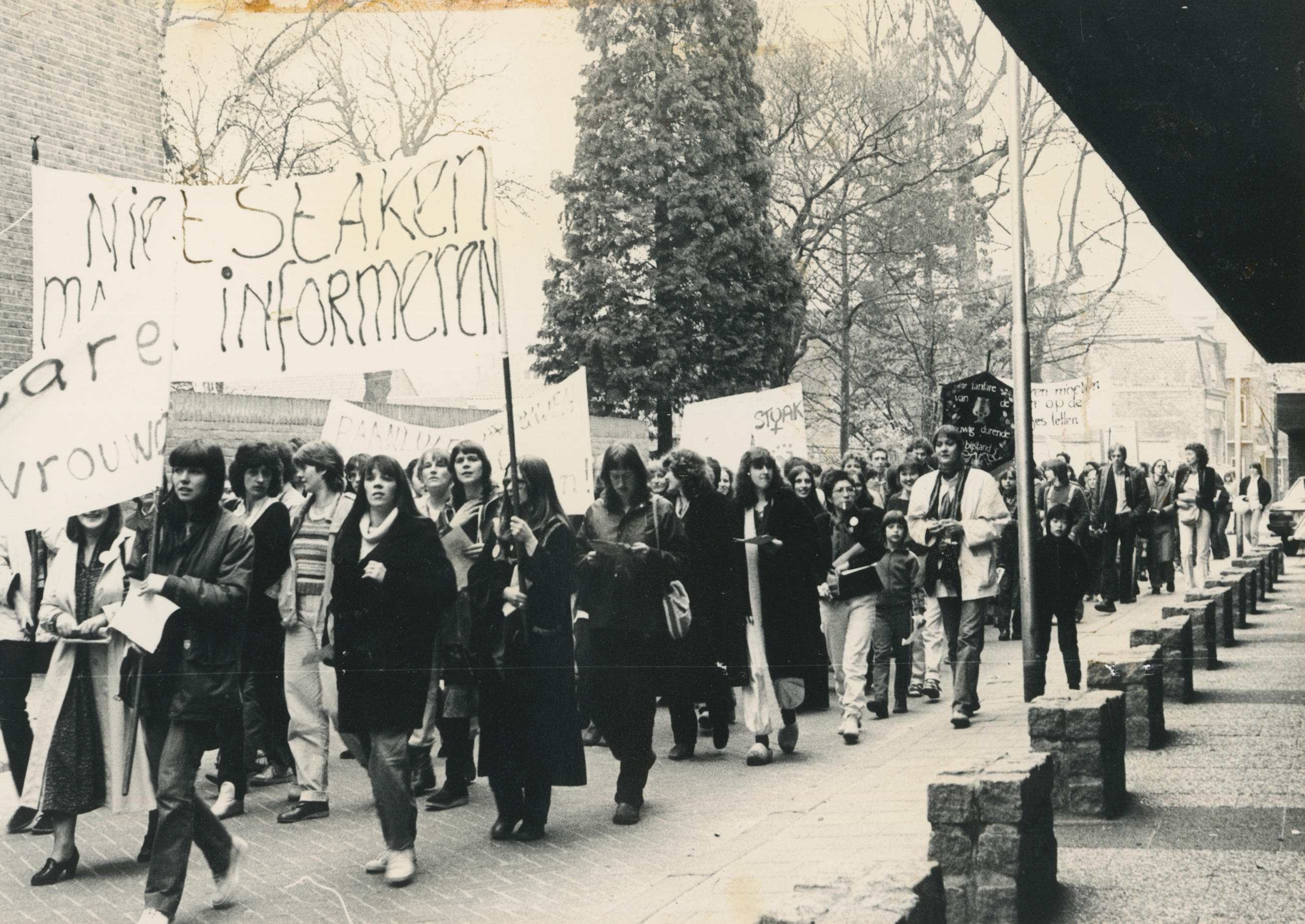 De vrouwenstaking in Tilburg op 30 maart 1981. Fotograaf: Feniks / Vrouwencentrum, collectie Regionaal Archief Tilburg.