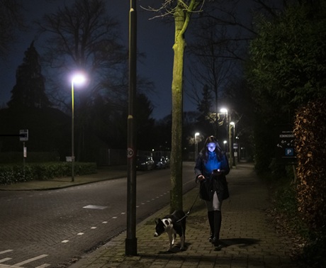 Vrouw op mobieltje - foto Maria van der Heyden