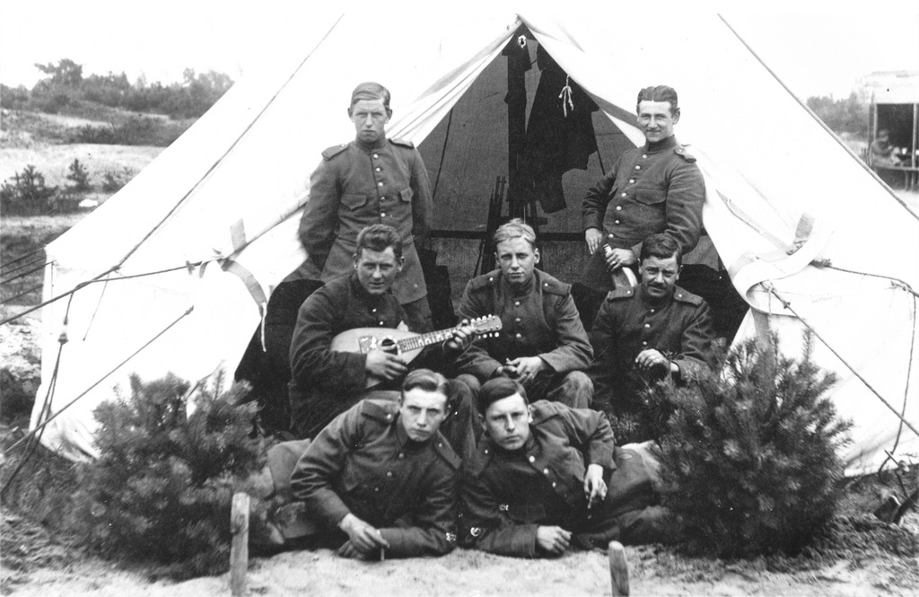 Soldaten op de Breeheesche heide (later Beekse Bergen) omstreeks 1915. Fotograaf onbekend, fotonummer 054687.