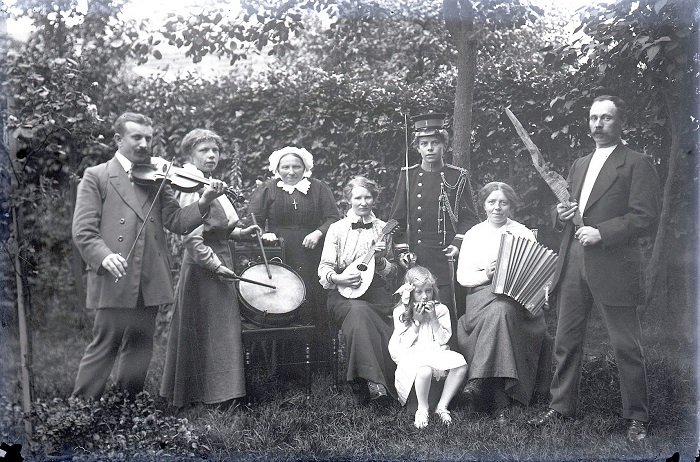 Musicerende familie, door Huub de Bont 1945