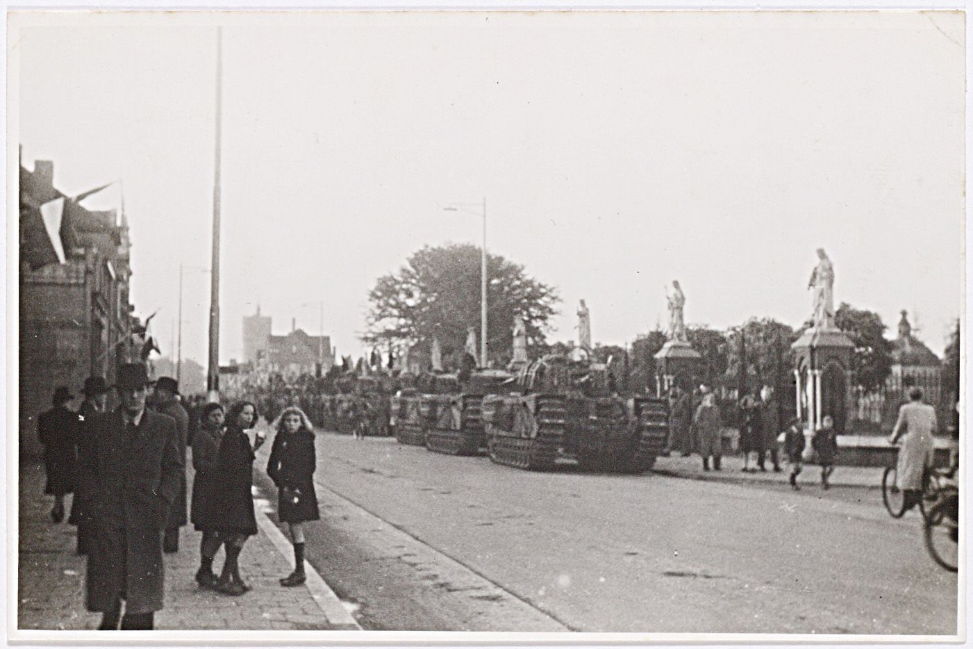 Bevrijding. Een colonne tanks rijdt over de Bredaseweg ter hoogte van het kerkhof van de parochie Heike. Op de achtergrond de watertoren. Collectie Regionaal Archief Tilburg