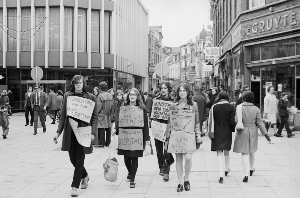 Demonstratie op de Heuvel van Dolle Mina en werkende jongeren op 21 maart 1970. 1657 Fotocollectie Persbureau van Eijndhoven/Regionaal Archief Tilburg