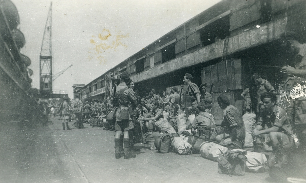 Europese militairen na aankomst op de kade van Tanjung Priok (Noord-Jakarta) op 31 mei 1946.