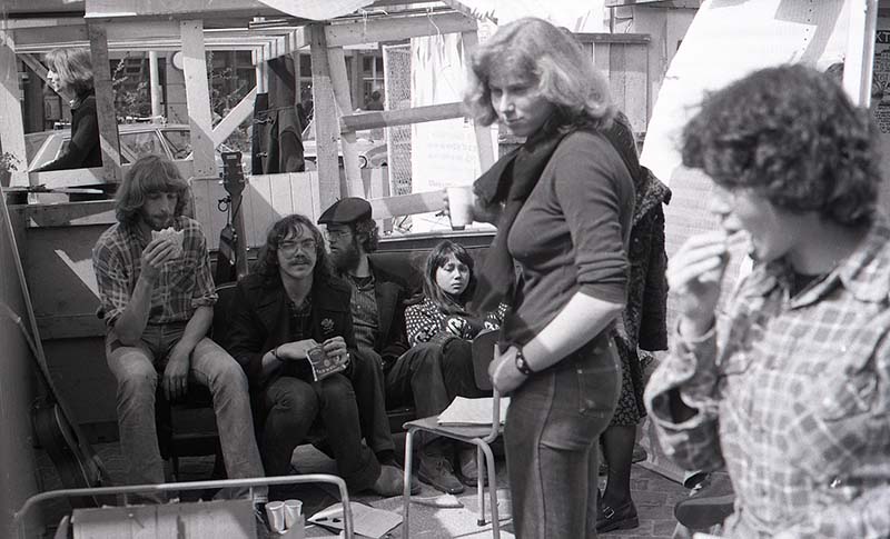Krakers voeren actie tegen woningnood en leegstand, Bossche Markt ca. 1978 (Foto: Erik van Zwam, bron: BHIC / collectie Erik van Zwam)