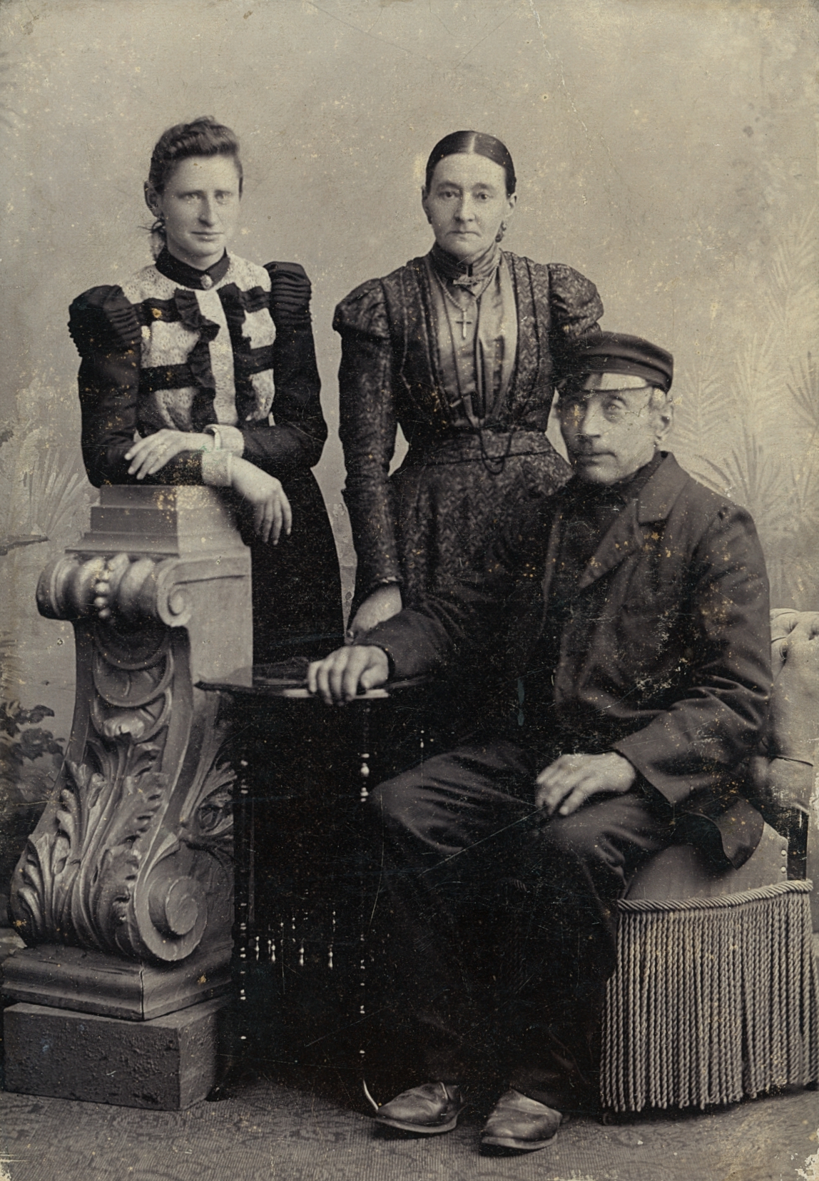 Huberta Massuger (1877-1948) met haar ouders Johanna van Deursen (1858-1945) en Johannes Massuger (1861-1945). Fotonummer 659913. 