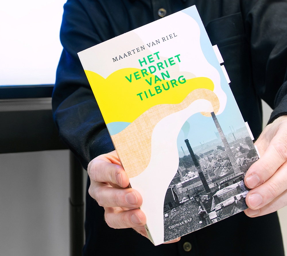 Maarten van Riel met boek - foto Maria van der Heyden - detail boek