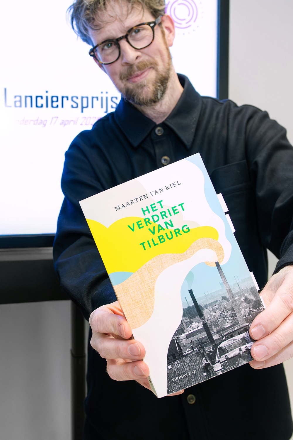 Maarten van Riel met boek - foto Maria van der Heyden