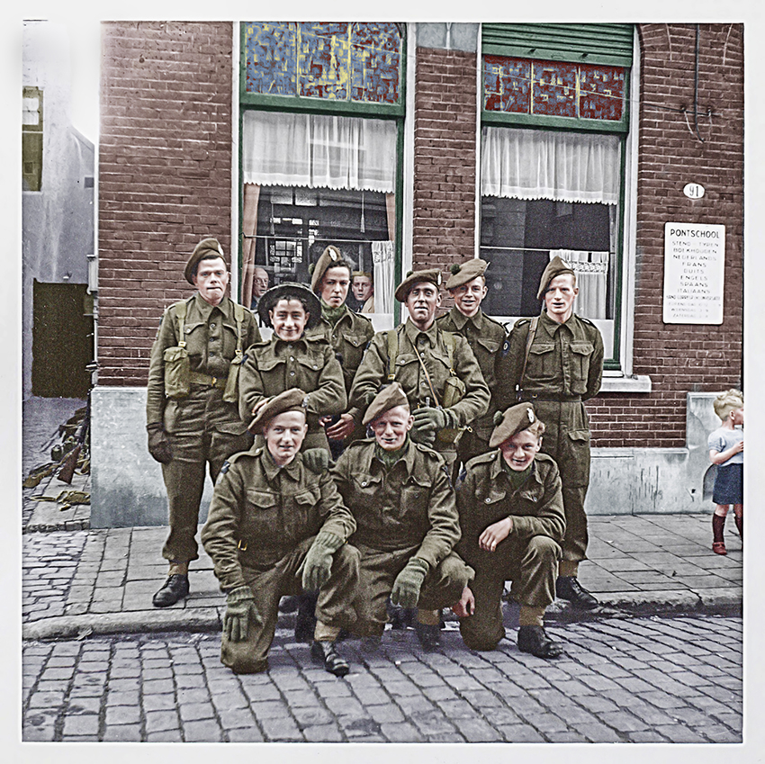 Militairen in de Noordstraat - foto ingekleurd door Jan van Oevelen