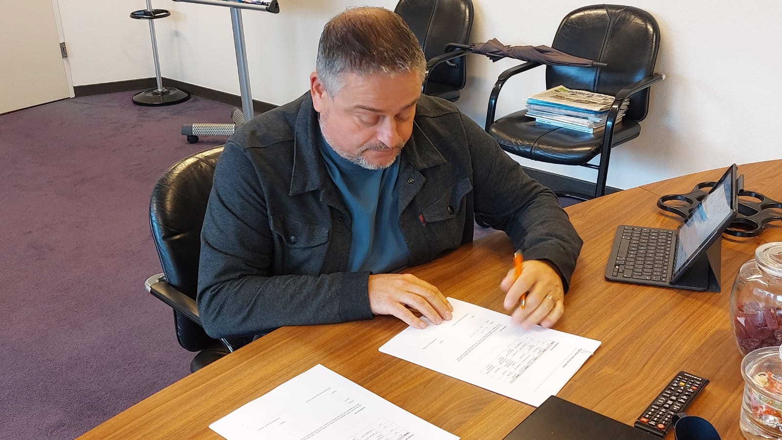 Ondertekening van overeenkomst e-depot door Ruud Lathouwers van de gemeente Goirle 2021
