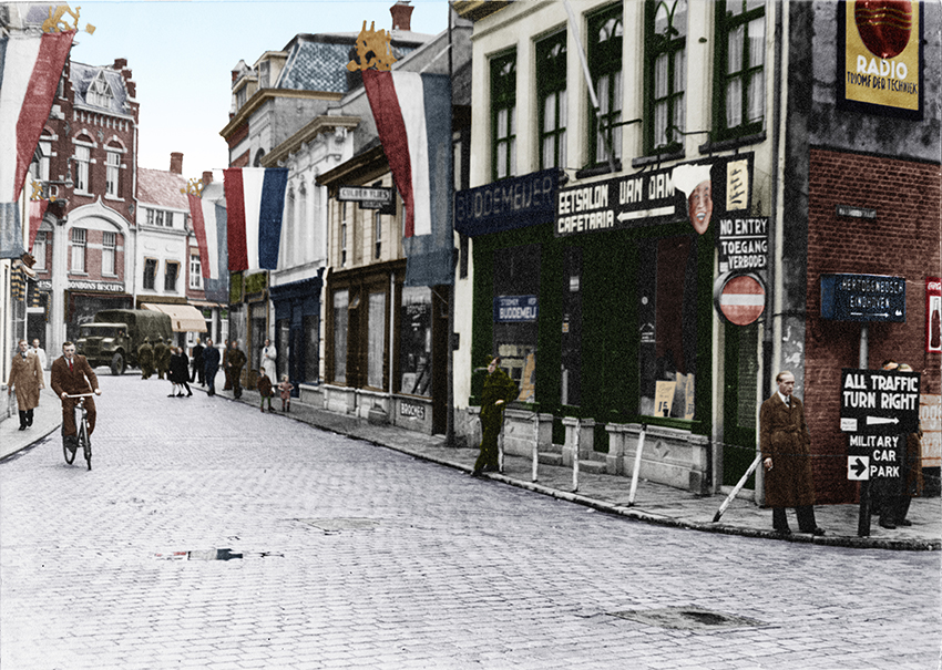 Oude Markt, Bevrijding Tilburg - foto ingekleurd door Jan van Oevelen