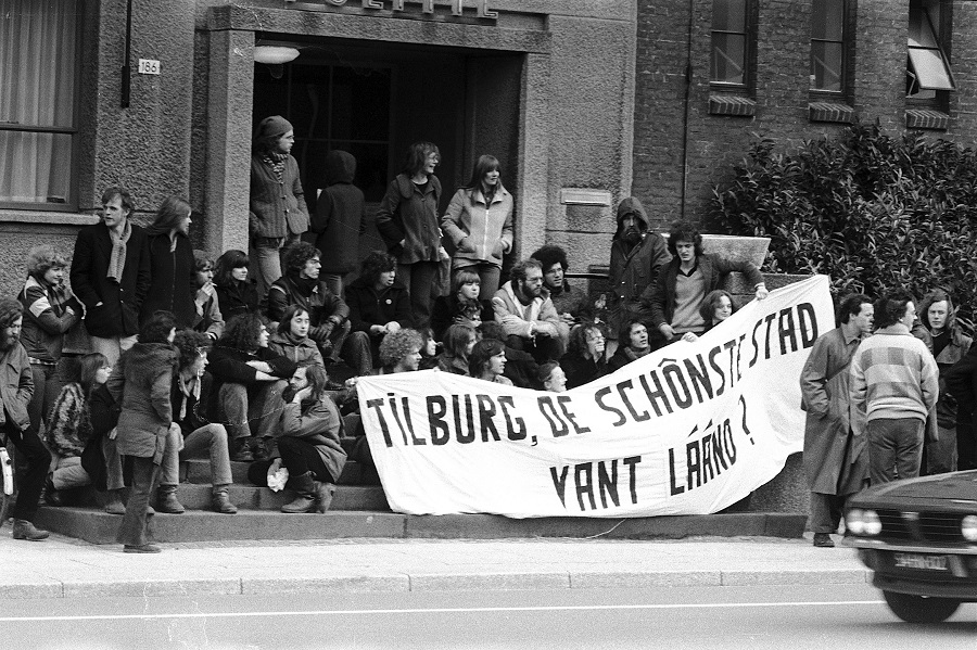 Kraakbeweging, protest van jongeren. Op het spandoek: Tilburg, de schônste stad vant Láánd. Foto: Joop Wever