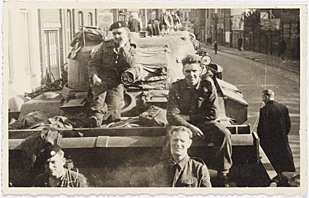 Tankpersoneel op hun geparkeerde voertuig langs de Bredaseweg, collectie Regionaal Archief Tilburg