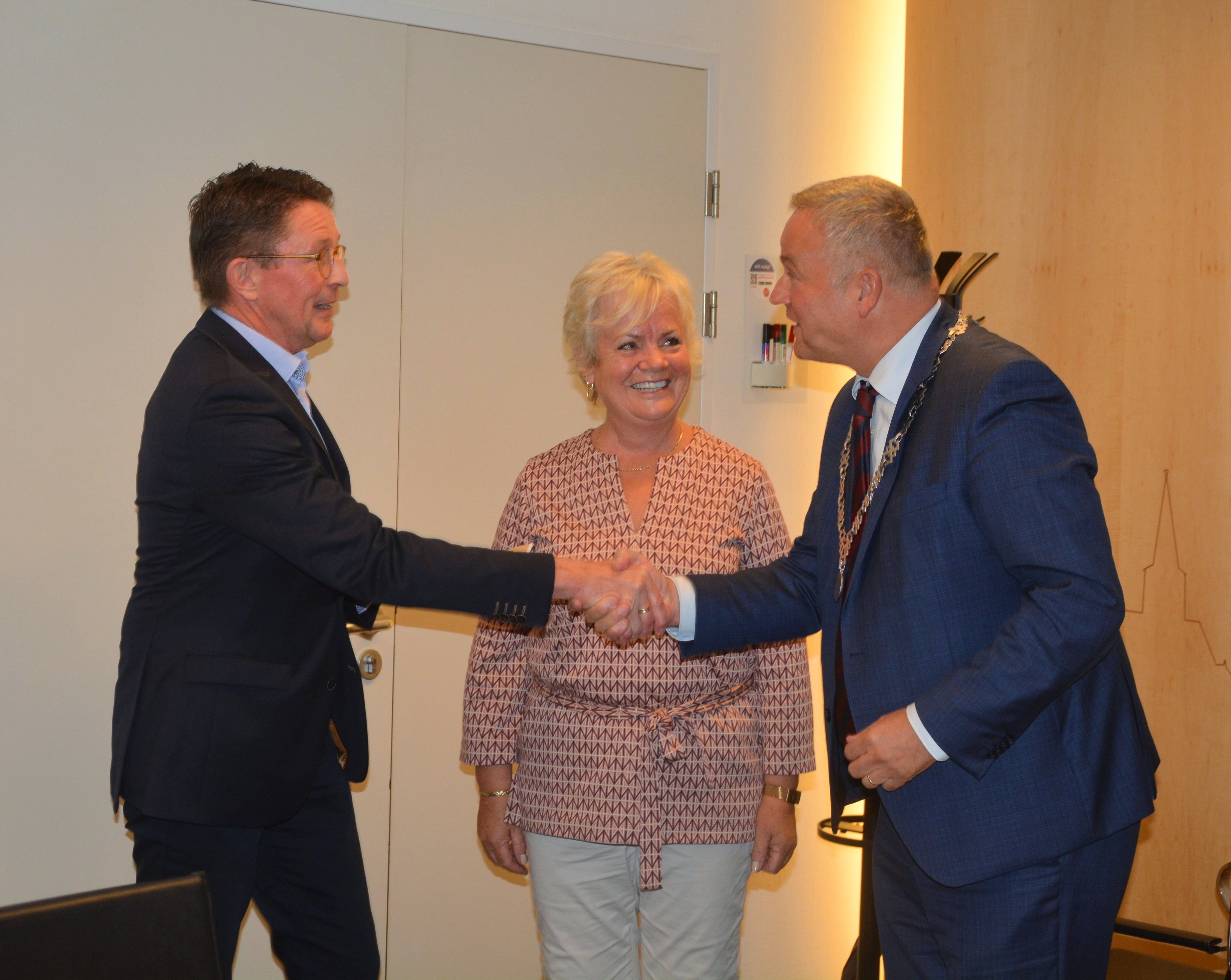 Voorzitter Rob Gaveel, Carla Hermans en burgemeester Mark van Stappershoef