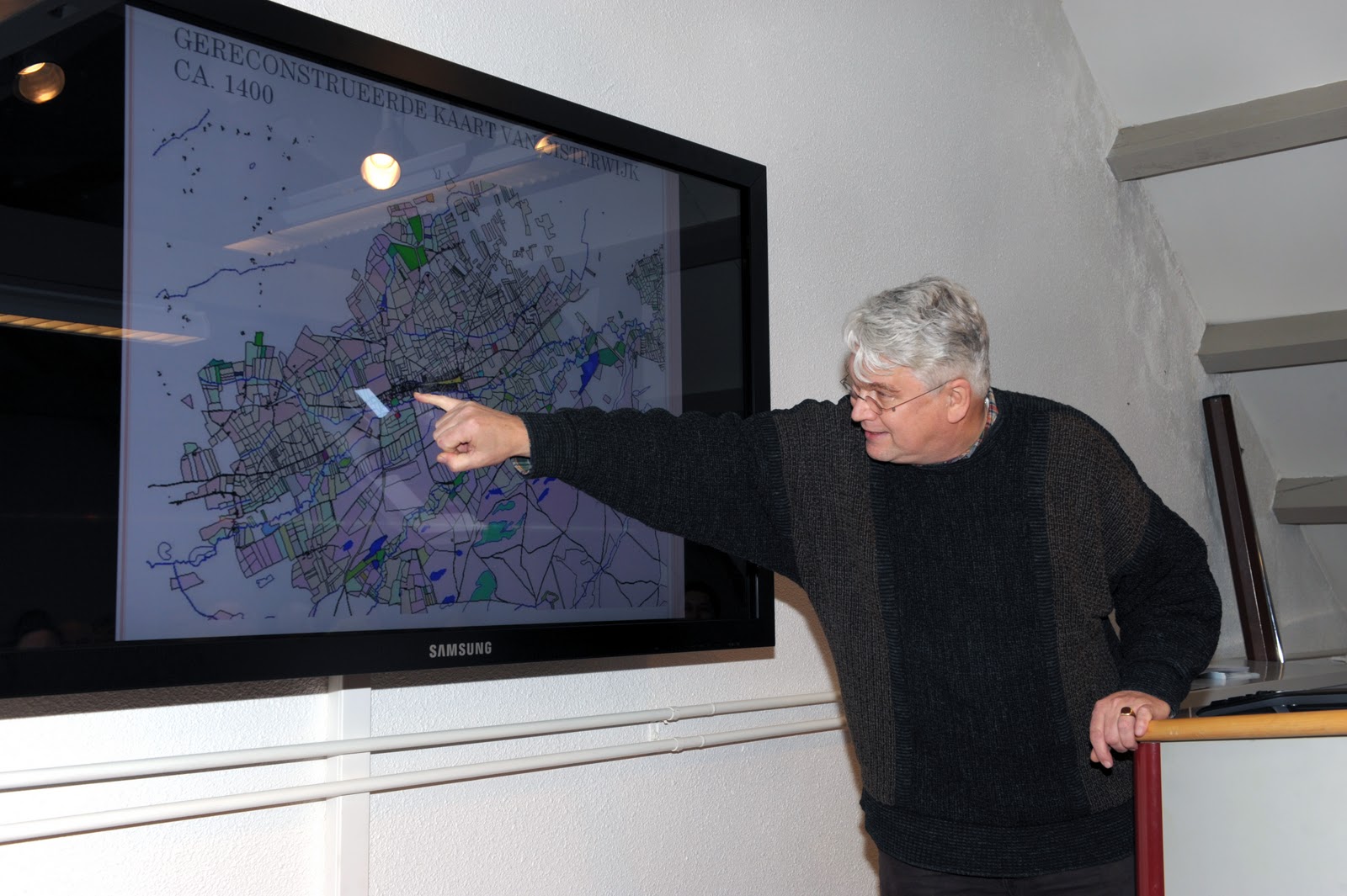 Wim de Bakker tijdens een lezing in Regionaal Archief Tilburg, 2012