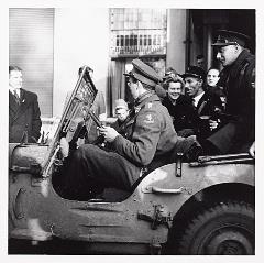012228. Onverwacht bracht prins Bernhard op 4 november 1944 een bezoekje aan Tilburg. Foto: Ad van Ameijde/ Schmidlin.