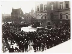 07686 Mensenmassa voor het huwelijk van Jan Pijnenburg en Mimi Bierens. Fotograaf onbekend.