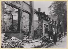 077467 Oisterwijk Ontploffing van de munitietrein, 16 september 1944. Verwoesting van de Pazo schoenfabriek aan de Spoorlaan Oisterwijk Ontploffing van de munitietrein, 16 september 1944. Verwoesting van de Pazo schoenfabriek aan de Spoorlaan