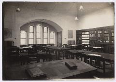 Openbare bibliotheek in de Willem II-straat. De leeszaal. 1935. Openbare bibliotheek in de Willem II-straat. De leeszaal. 1935