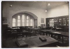 Openbare bibliotheek in de Willem II-straat. De leeszaal. 1935