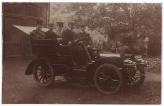 1906: Een van de eerste autobezitters in Tilburg was wollenstoffenfabrikant W. Brands uit de Heuvelstraat.