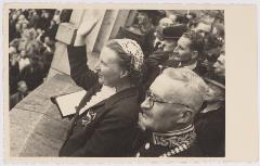 42759. H.K.H. prinses Juliana op het balkon van het Paleis-Raadhuis. Foto: A. van Beurden (Leo van Beurden).