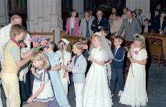 Witte bruidsjurkjes en strakke pakken. Communie in de Heuvelse kerk op 24 mei 1981. Foto: Peter Timmermans.