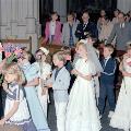 Witte bruidsjurkjes en strakke pakken. Communie in de Heuvelse kerk op 24 mei 1981. Foto: Peter Timmermans.