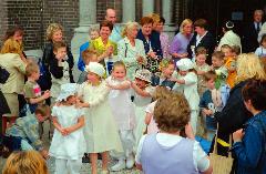 Feest! Eerste Heilige Communie in de Heuvelse kerk in 2001.