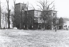 Achterzijde van kasteel Nemerlaer, fotograaf onbekend, fotonummer 60110425.