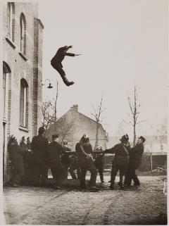 Brandweerdemonstratie in 1930. Foto Gemeente Tilburg (nr. 103691)