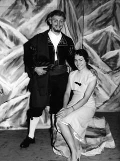 De Brabantse Operette Spelers. Ben Ansems en Wilma Goosens bij een uitvoering van Schön ist die Welt een operette van Franz Léhar. De foto is kort voor hun huwelijk in 1961 gemaakt.