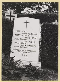 De namen van gevallenen tijdens de bevrijding op een grafmonument. Fotograaf onbekend, fotonummer 077565.