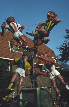 Een praalwagen met voetballers in 1983.