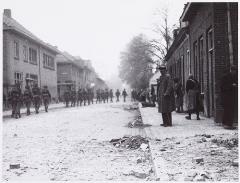 Engelse soldaten in de Pastoor van Beugenstraat. Fotograaf onbekend, fotonummer 057734.