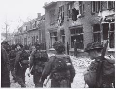 Engelse troepen trekken door Oisterwijk. Fotonummer 057735.