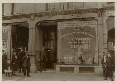 Filiaal van De Regenboog in Den Haag ca. 1920. Fotograaf onbekend, collectie Regionaal Archief Tilburg (fotonr. 071897).