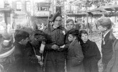 Foto 1944 Bevrijder van Tilburg omringd door schooljeugd - collectie Regionaal Archief Tilburg 064678