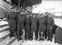 Geallieerde militairen op de kunstijsbaan in 1945. Fotograaf Schmidlin fotonummer 650435.