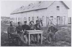 Geinterneerde Belgische militairen aan de Dongenseweg in Tilburg. Fotonr. 053606, coll. Regionaal Archief Tilburg.