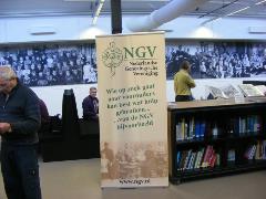 genealogisch café in studiezaal RAT met banier NGV