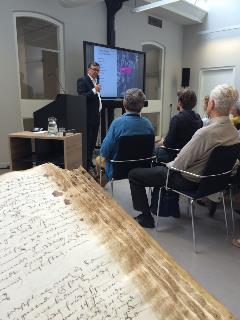 Gert-Jan de Graaf geeft een presentatie over het archief. foto: J. van Zandwijk