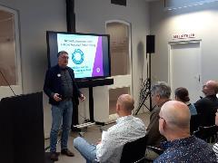 Gert-Jan spreekt zaal toe 7-11 Gert-Jan spreekt zaal toe 7-11