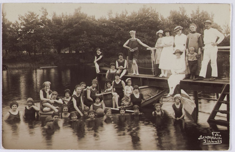 Groep zwemmers bij het Baksche Ven. Foto Schmidlin (fotonummer 061593)