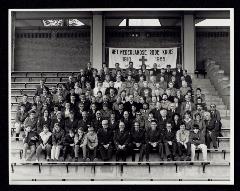 Groepsfoto bij 75-jarige bestaan. Fotograaf Wil van Dusseldorp (foto 1696141)