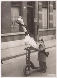 Jeugdige Tilburger brengt op 1 februari 1938 hulde aan het pasgeboren prinsesje Beatrix 