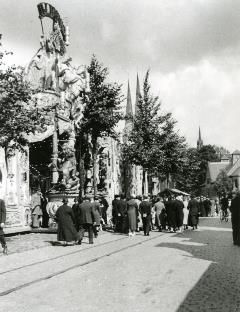 Kermis op het Piusplein omstreeks 1935. Fotonummer: 066036.