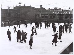 Kunstijsbaan op 18 december 1938. Fotopersbureau Het Zuiden, fotonummer 018141.